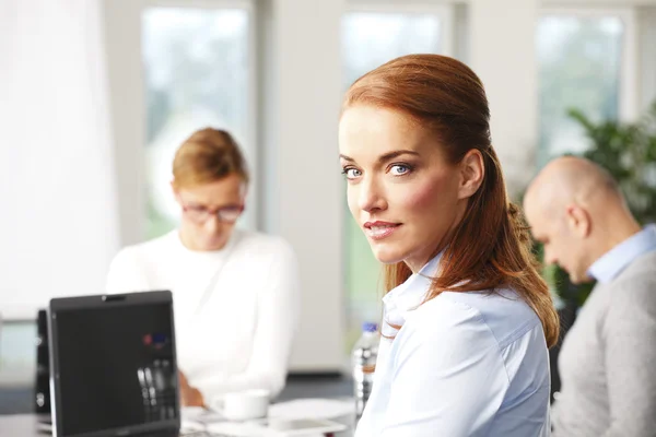 Geschäftsfrau mittleren Alters sitzt — Stockfoto