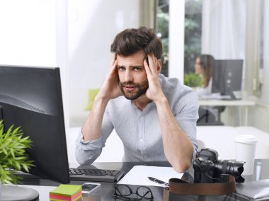 Yayın odasında oturup haber editörü