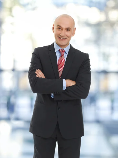 Empresario de pie en la oficina — Foto de Stock