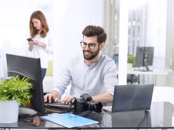 Estúdio de design proprietário trabalhando na mesa — Fotografia de Stock