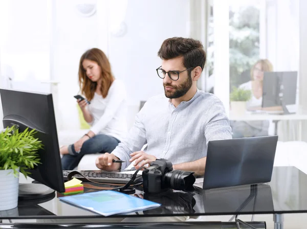 Director artístico que trabaja en su oficina — Foto de Stock