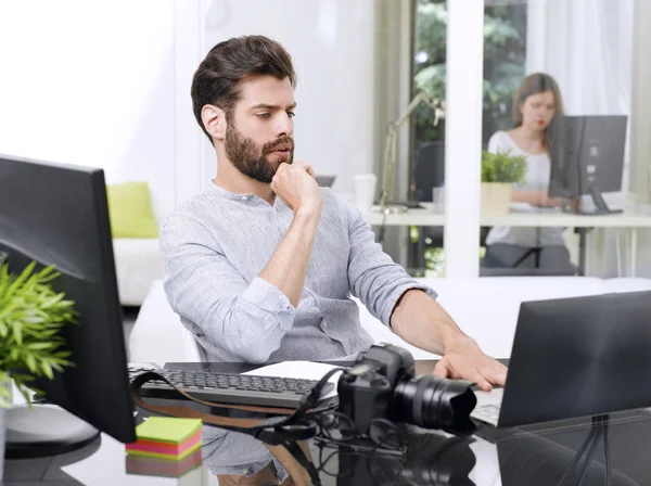 Kunst directeur die op laptop werkt — Stockfoto