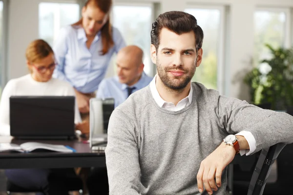 Jeune courtier assis au bureau — Photo