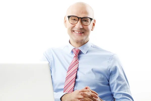 Senior businessman in front of laptop — Stock Photo, Image