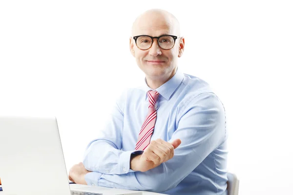 Senior businessman in front of laptop — ストック写真