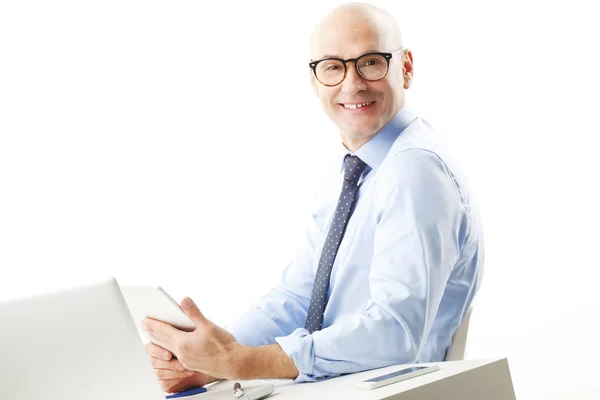 Senior businessman in front of laptop — Stok fotoğraf