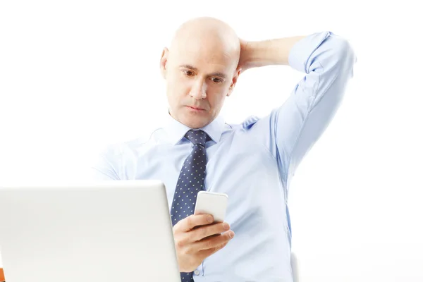 Senior businessman in front of laptop — Stock Photo, Image