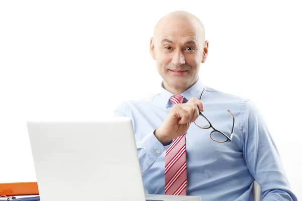 Senior businessman in front of laptop — Stockfoto
