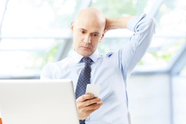 Empresário sênior na frente do laptop — Fotografia de Stock