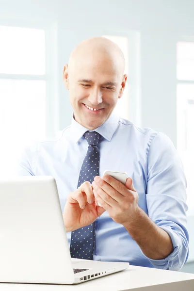 Senior bank employee in front of computer — Φωτογραφία Αρχείου