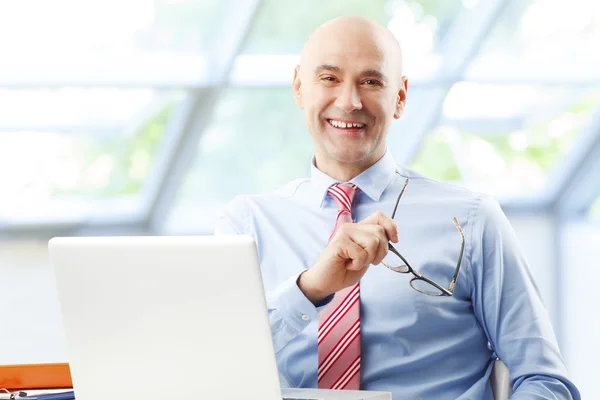 Sales man sitting at office — Stok fotoğraf