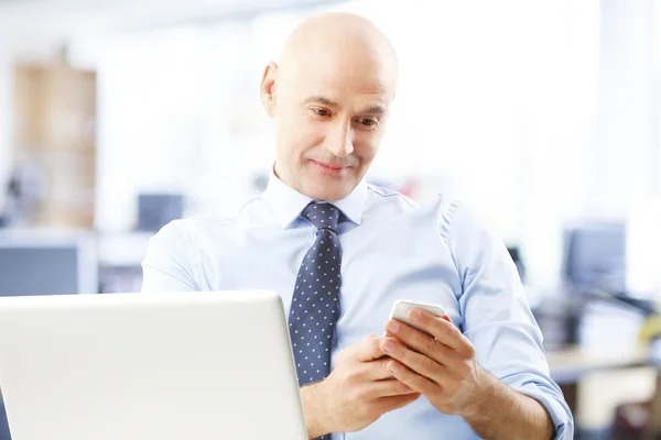 Senior bank employee in front of computer — Φωτογραφία Αρχείου