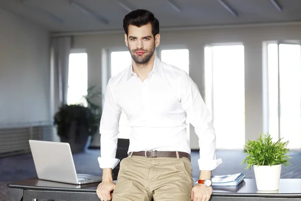 Young broker standing at office — Stock Photo, Image