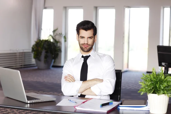 Affärsman som sitter på kontor — Stockfoto