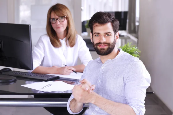 Les gens d'affaires travaillent ensemble — Photo