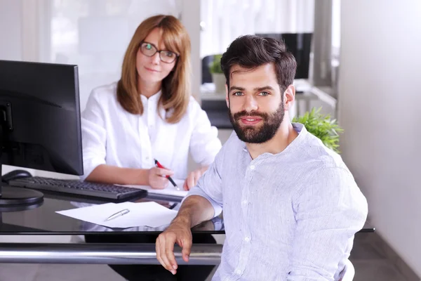 Les gens d'affaires travaillent ensemble — Photo