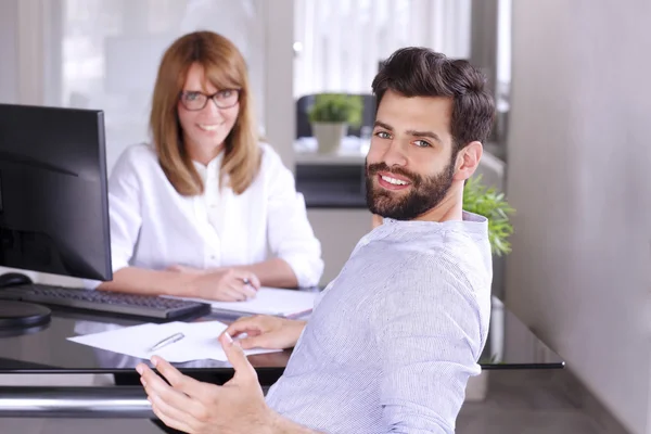 Mujer de negocios entrevista joven profesional hombre — Foto de Stock