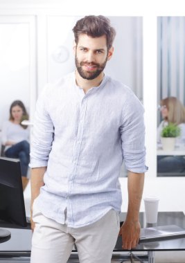 Ofiste duran bir iş adamı