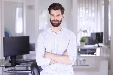 ofiste oturan yaratıcı adam