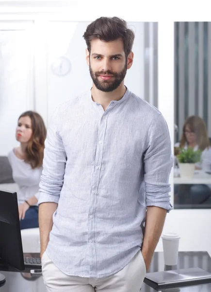 Geschäftsmann steht im Büro — Stockfoto