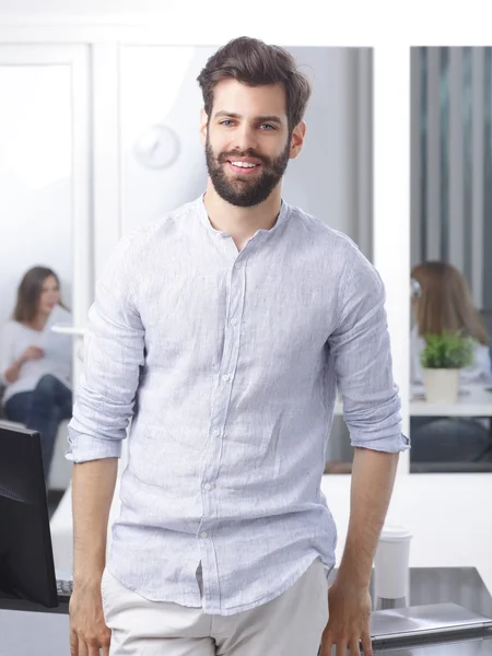 Homme d'affaires debout au bureau — Photo