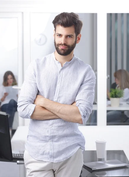 Kreativer Mann sitzt im Büro — Stockfoto