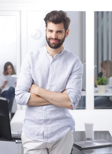 Kreativer Mann sitzt im Büro — Stockfoto