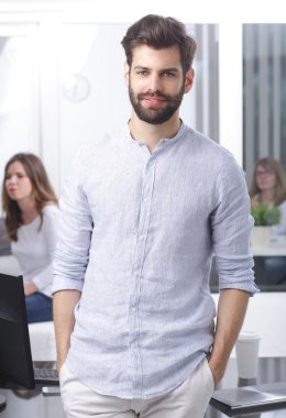 Genç işadamı ofiste ayakta