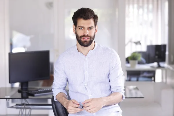 Finanzassistentin sitzt im Büro — Stockfoto