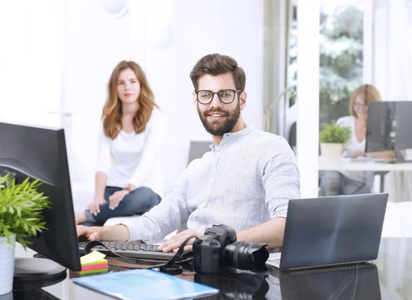 Exitoso diseñador gráfico joven — Foto de Stock