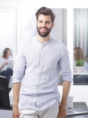 genç işadamı duran