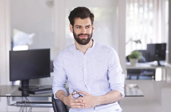 Young financial assistant sitting at office — Stock fotografie