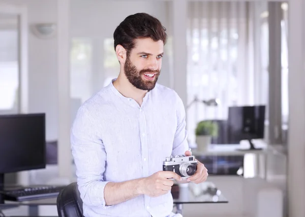 Creative man holding an old camera — Stock fotografie