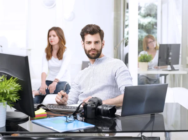 Grafisch ontwerper met vrouwelijke ondernemers — Stockfoto