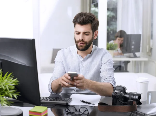 Biznesmen pisania e-mail na telefon komórkowy — Zdjęcie stockowe