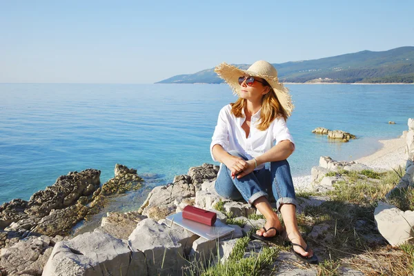 Woman relaxing by the sea — Stock Photo, Image