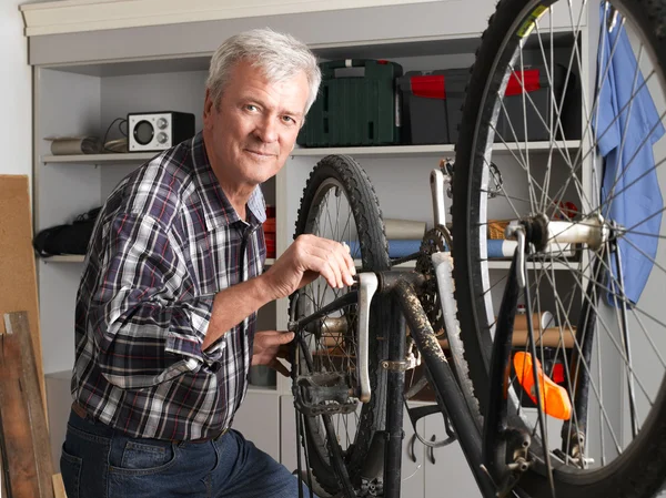 Retired man working at workshop — 图库照片