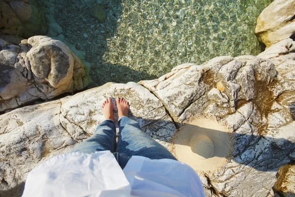Bared feet woman standing by sea — Φωτογραφία Αρχείου