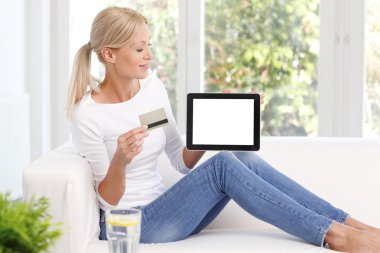 online alışveriş için tablet kullanan kadın