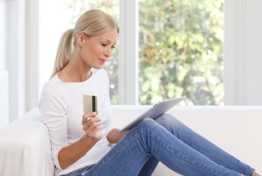 online alışveriş için tablet kullanan kadın