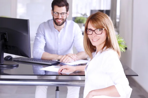 Zakenman en zakenvrouw werken samen — Stockfoto