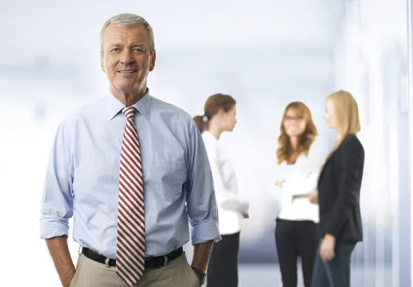 Homme d'affaires principal debout au bureau — Photo