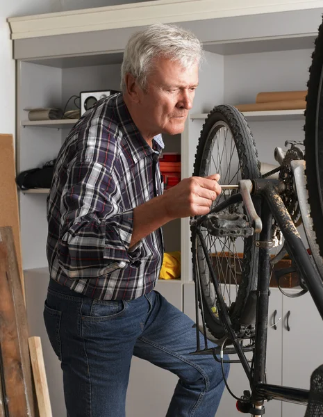 Aposentado homem ao lado de bicicleta e trabalho — Fotografia de Stock