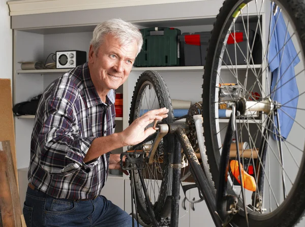 Retired man working at his workshop — Stock Photo, Image