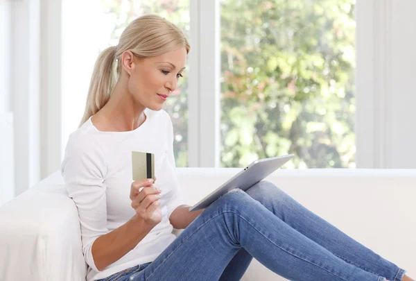 Mulher usando tablet para compras online — Fotografia de Stock