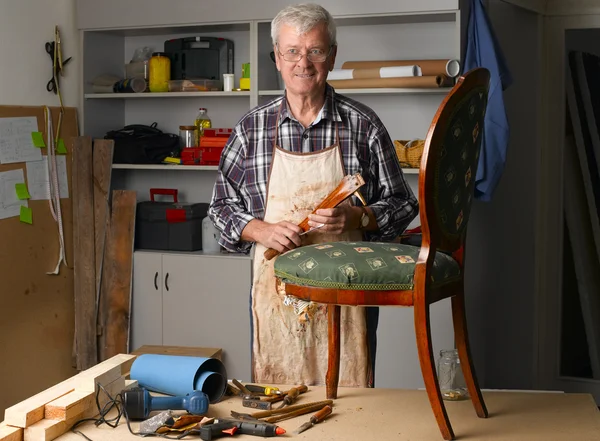 Nyugdíjas férfi állandó workshop — Stock Fotó