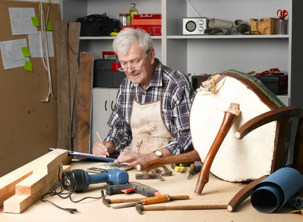 Senior carpenter working at his worshop — Stock Photo, Image