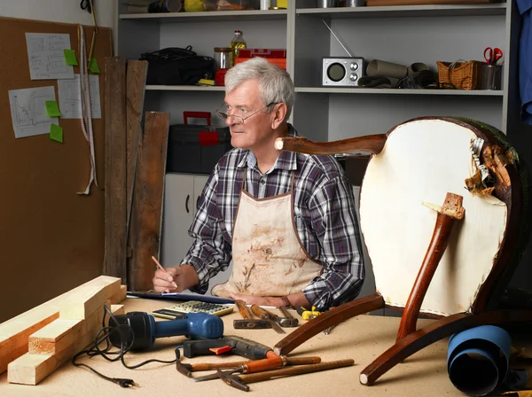 Werken bij zijn worshop timmerman — Stockfoto