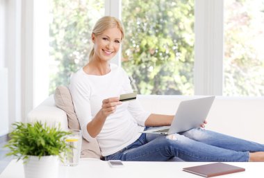 kanepe online alışveriş oturan kadın