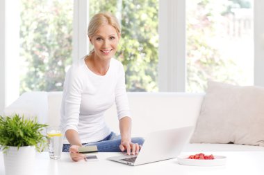 kanepe online alışveriş oturan kadın